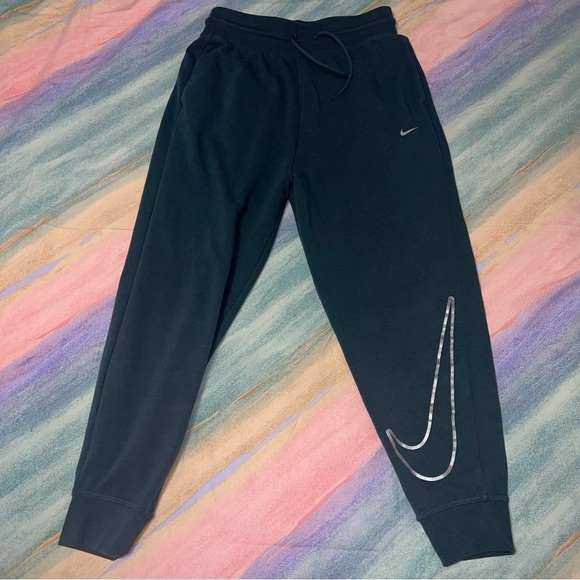 Nike Women Dri-FIT One French Terry Graphic Hoodie&high waisted 7/8 joggers set - Picture 7 of 16